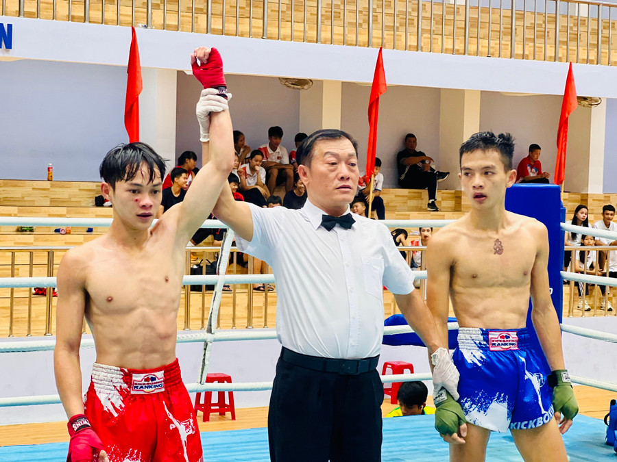 Võ sĩ Võ Huy Hoàng (bìa trái) giành huy chương vàng ở hạng cân 46 kg, lứa tuổi 17-18. Ảnh: M.N c28b1f3d8afdd28b0f43cd611767b776.jpg