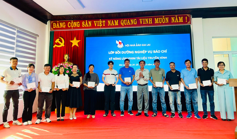 Phó Tổng Biên tập Báo Gia Lai Lương Văn Danh (thứ 6 từ phải sang) trao giấy chứng nhận cho các học viên. Ảnh: Minh Nhật b1415ae7f5819cf5be3d501639f9ea8d.jpg