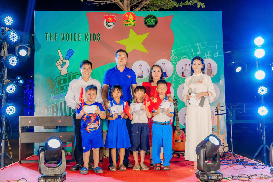 Các em học sinh có hoàn cảnh khó khăn được nhận phần quà của Đoàn phường Hoài Nhơn Đông. Ảnh: Ngọc Bích img-6284.jpg