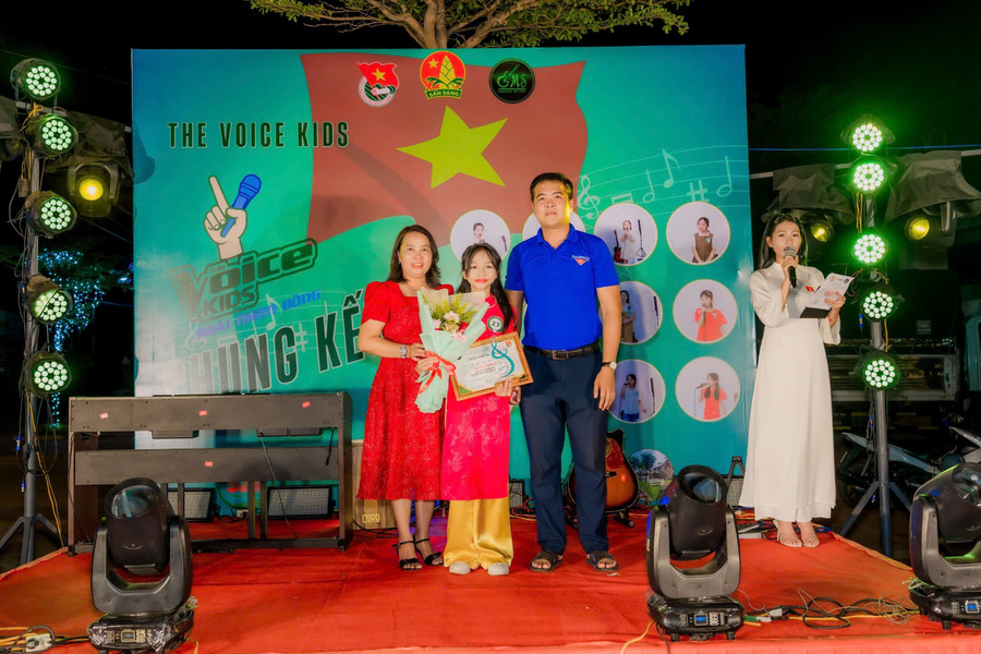 Thí sinh Từ Thị Ngọc Khuê (thứ 2 từ trái sang) đạt giải quán quân của cuộc thi. Ảnh: Ngọc Bích img-6282.jpg