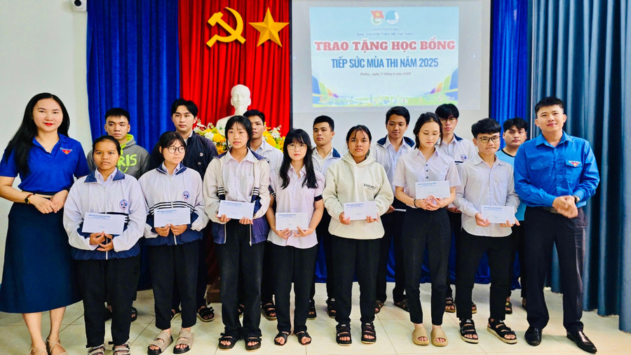 75 học sinh lớp 12 có hoàn cảnh khó khăn ở TP. Pleiku được nhận học bổng “Tiếp sức mùa thi”. Ảnh: M.N 85df39a18cbcdbafe0e8faa60a55e42d.jpg