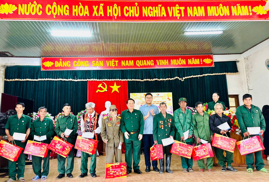 cac-don-vi-tang-qua-tet-cho-hoi-vien-cuu-chien-binh.jpg