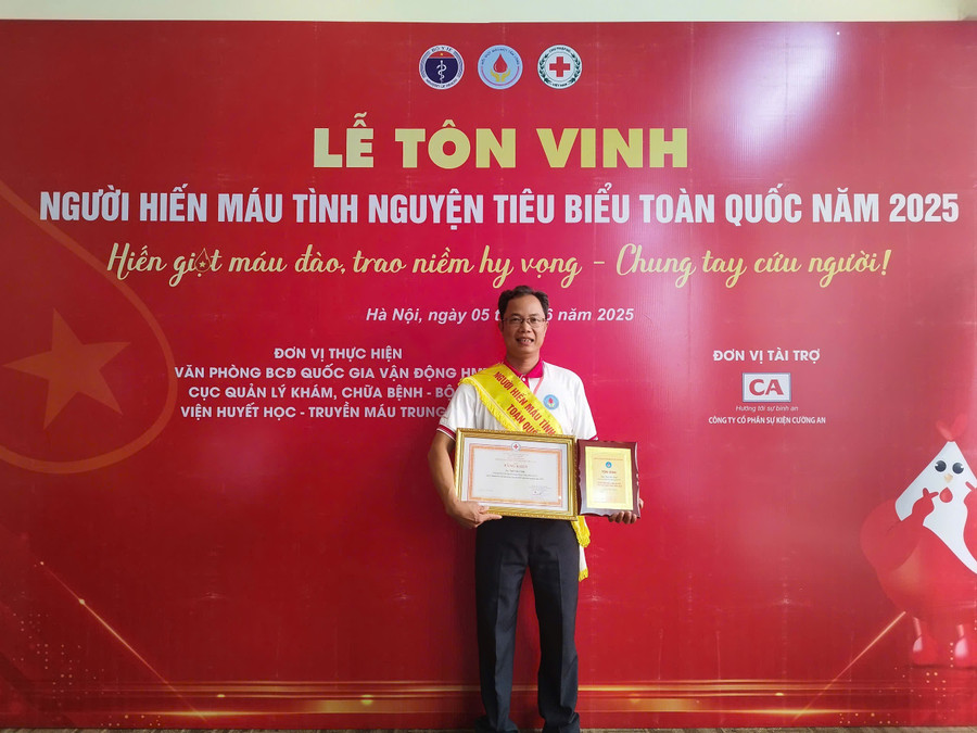 Ông Ngô Gia Lĩnh-Chủ tịch Hội Chữ thập đỏ huyện Mang Yang được tôn vinh người hiến máu tình nguyện tiêu biểu toàn quốc. Ảnh: NVCC img-2978.jpg