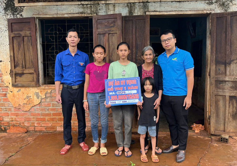 Ban điều hành dự án Hy vọng trao kinh phí hỗ trợ cho em Nguyễn Thị Hải Hà (thôn Thanh Bình, xã Chư Prông). Ảnh: K.B a9946b73bf0d36536f1c.jpg