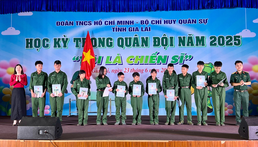 Ban tổ chức trao giấy chứng nhận hoàn thành chương trình Học kỳ quân đội năm 2025 cho các chiến sĩ "nhí". Ảnh: P.L 2e244f4b049647304c638c7134d46eb1.jpg