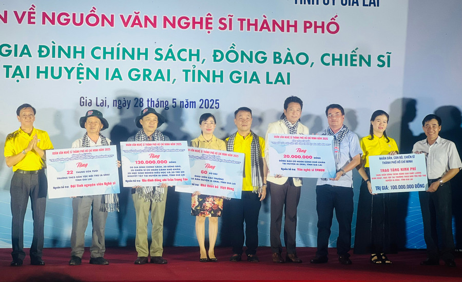 Đoàn công tác TP. Hồ Chí Minh trao bảng tượng trưng các suất quà cho đại diện các đơn vị, địa phương ở huyện Ia Grai. Ảnh: M.N 91358ffbaa17b3b6ef8e0311932766f7.jpg