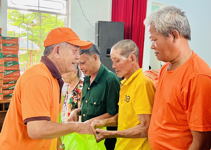 Ông Huỳnh Văn Chí tặng quà cho người cao tuổi tại Trung tâm Bảo trợ Xã hội tổng hợp tỉnh Gia Lai. Ảnh: P.L ong-huynh-van-chi-tang-qua-cho-nguoi-cao-tuoi-dang-o-trung-tam-bao-tro-xa-hoi-tong-hop-tinh-gia-lai-anh-pl.jpg