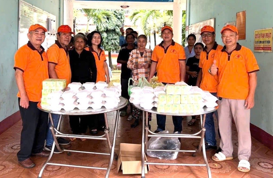 Ông Huỳnh Văn Chí (bìa phải) cùng các thành viên Hội tình thương Pleiku chuẩn bị các suất cơm để trao cho bệnh nhân nghèo. Ảnh: P.L ong-huynh-van-chi-bia-phai-cung-cac-thanh-vien-hoi-tinh-thuong-pleiku-chuan-bi-cac-suat-com-de-trao-cho-benh-nhan-ngheo-anh-pl.jpg