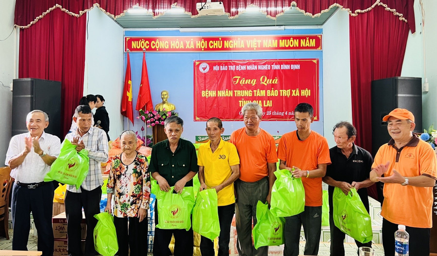 Ông Huỳnh Văn Chí (bìa phải) cùng các thành viên của Hội tình thương Pleiku phối hợp với Hội Bảo trợ Bệnh nhân nghèo tỉnh Bình Định (cũ) để sẻ chia cùng những mảnh đời kém may mắn tại Trung tâm Bảo trợ xã hội tổng hợp tỉnh Gia Lai (cũ). Ảnh: P.L ong-huynh-van-chi-bia-phai-se-chia-cung-nhung-manh-doi-kem-may-man-tai-trung-tam-bao-tro-xa-hoi-tong-hop-tinh-gia-lai-cu-anh-pl.jpg