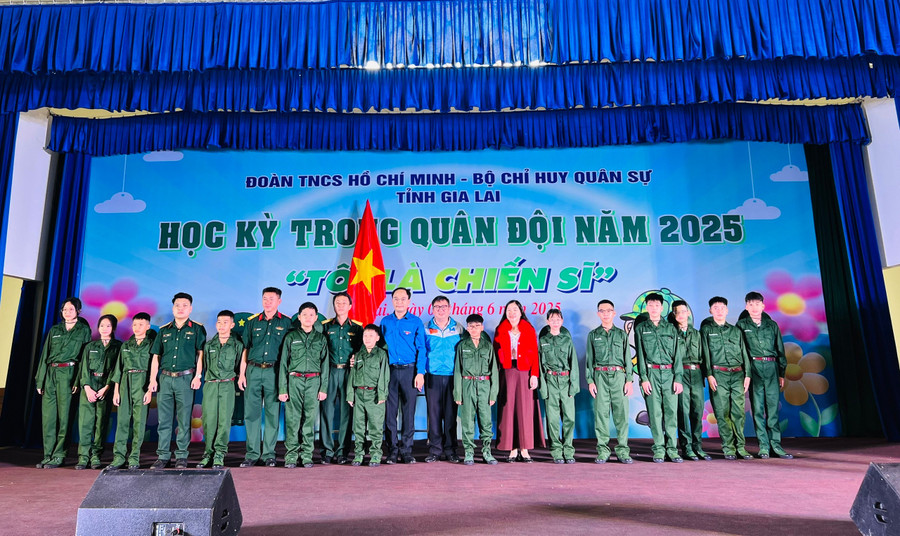 Ban tổ chức chương trình Học kỳ trong quân đội chụp ảnh, động viên các chiến sĩ “nhí” tại lễ xuất quân. Ảnh: P.L c55819452c2d991f53ba89fc4b3e6cfd.jpg
