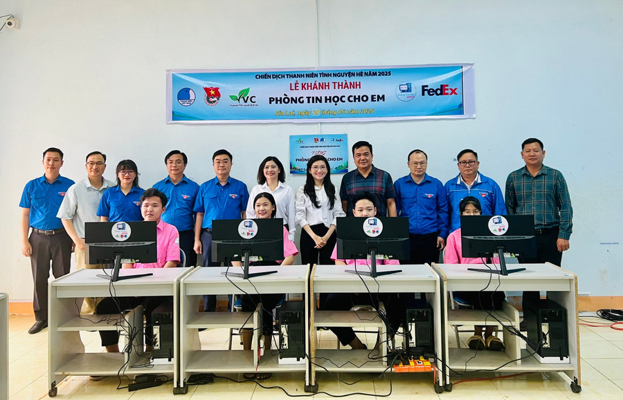 Đại diện các đơn vị bàn giao công trình Phòng Tin học cho em tại Trường THPT Trần Cao Vân. Ảnh: P.L 0f86ede55706239b4ccc13977ad41aa7.jpg
