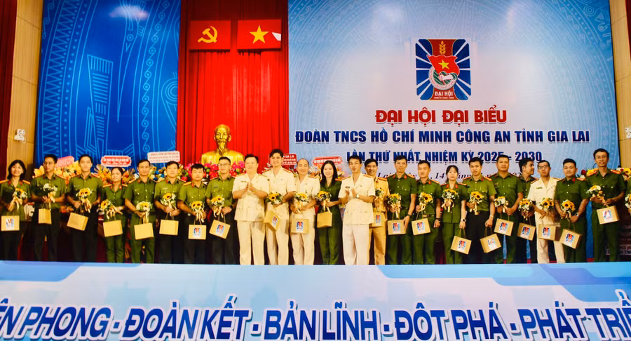 tang-hoa-cam-on-cac-dong-chi-khong-con-tham-gia-uy-vien-ban-thanh-nien-cong-an-tinh-khoa-moi.jpg