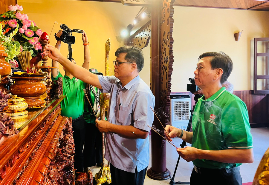 Lãnh đạo Ban Tuyên giáo và Dân vận tỉnh Gia Lai cùng lãnh đạo Ban Tuyên giáo và Dân vận Thành ủy TP. Hồ Chí Minh dâng hương, bày tỏ lòng tri ân sâu sắc với Chủ tịch Hồ Chí Minh. Ảnh: P.L def954235a32228850e88740fa1699c7.jpg