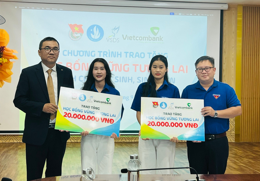 Anh Nguyễn Chí Hiếu (bìa phải)-Phó Bí thư Tỉnh đoàn cùng lãnh đạo Vietcombank chi nhánh Quy Nhơn trao học bổng loại A cho các sinh viên. Ảnh: P.L anh-nguyen-chi-hieu-bia-phai-pho-bi-thu-tinh-doan-cung-lanh-dao-vietcombank-chi-nhanh-quy-nhon-trao-hoc-bong-loai-a-cho-cac-sinh-vien-anh-pl.jpg