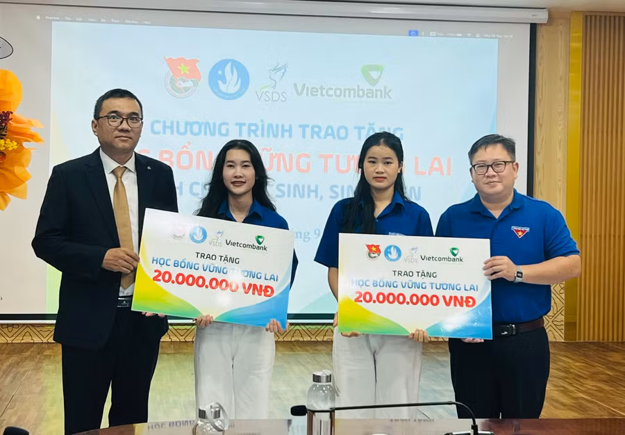 anh-nguyen-chi-hieu-bia-phai-pho-bi-thu-tinh-doan-cung-lanh-dao-vietcombank-chi-nhanh-quy-nhon-trao-hoc-bong-loai-a-cho-cac-sinh-vien-anh-pl.jpg
