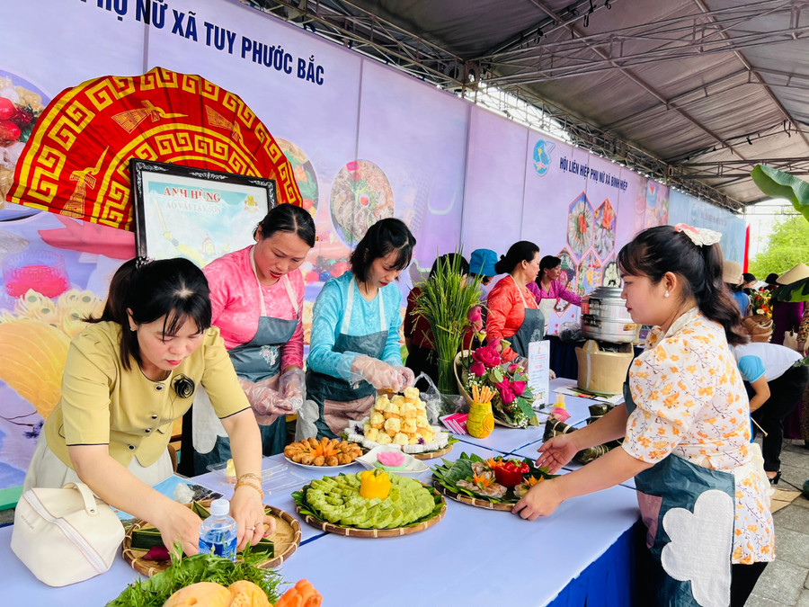 Hội LHPN xã Tuy Phước Bắc chuẩn bị các loại bánh dân gian để tham gia hội thi. Ảnh: M.N hoi-lhpn-xa-tuy-phuoc-bac-chuan-bi-banh-dan-gian-tham-gia-hoi-thi.jpg