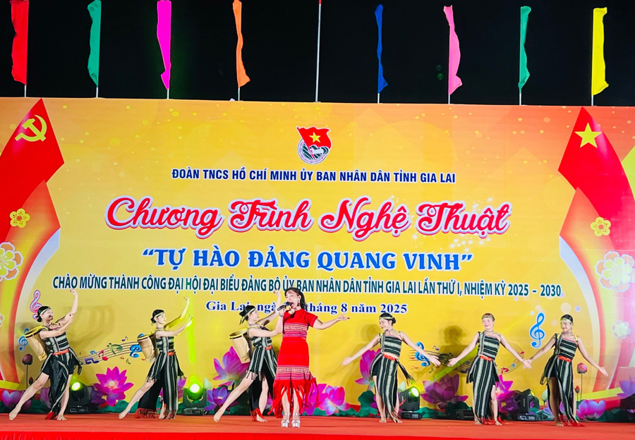 ការសម្តែងស្រមោលដើមឈើ Kơ nia សម្តែងដោយសមាជិក និងនិស្សិតនៃសាកលវិទ្យាល័យ Quy Nhon ។ រូបថត៖ P.L b409df407a2171c2708a571e6c863b70.jpg