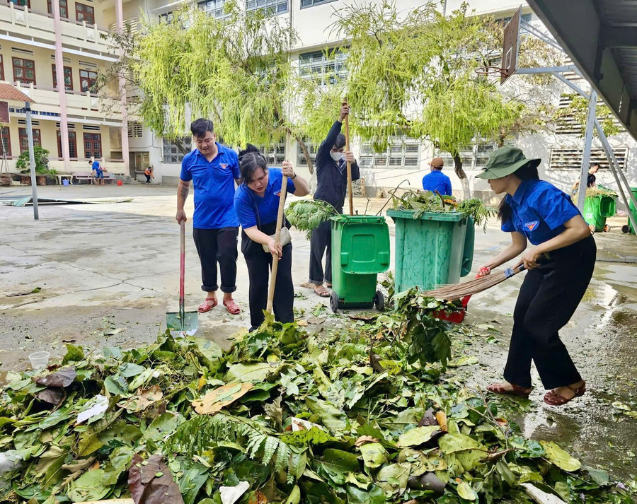 doan-vien-thanh-nien-ho-tro-khac-phuc-thiet-hai-do-bao-tai-cac-truong-hoc.jpg