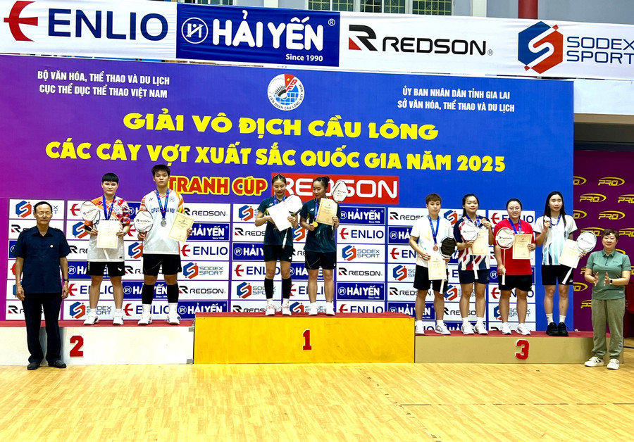 Ban tổ chức trao huy chương cho các VĐV đạt kết quả cao ở nội dung thi đấu đôi nữ. Ảnh: M.N 85ae1b575b5530e927442f92450b13cd.jpg
