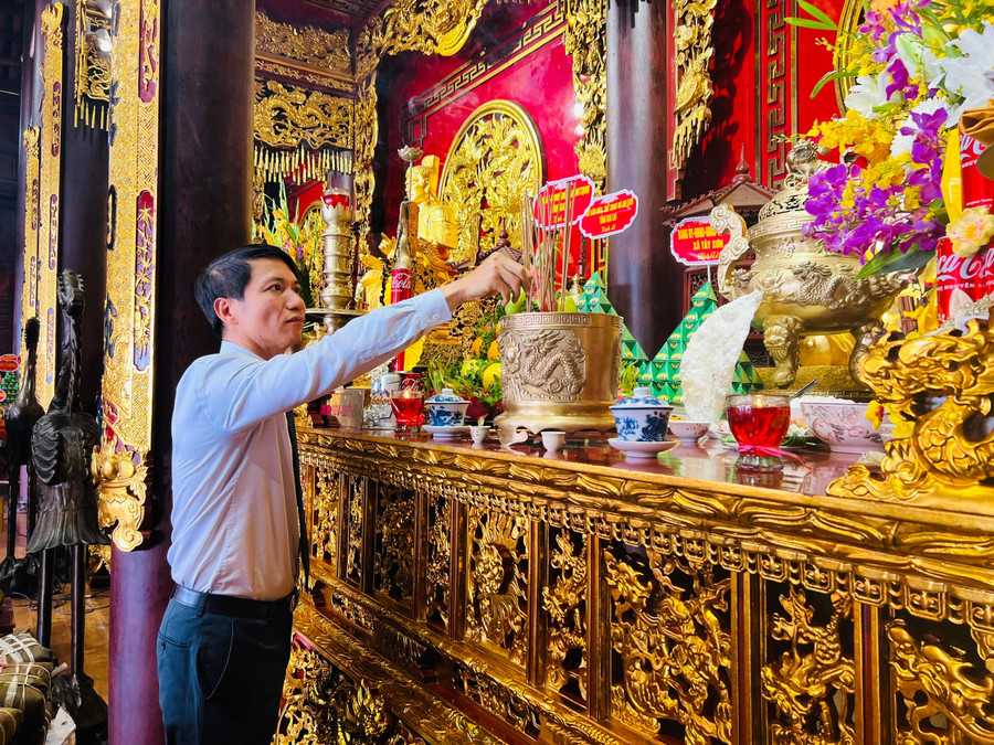 Đồng chí Nguyễn Ngọc Lương-Phó Bí thư Tỉnh ủy, Chủ tịch Ủy ban MTTQ Việt Nam tỉnh dâng hương tại Đền thờ Tây Sơn Tam Kiệt. Ảnh: P.L pho-bi-thu-tinh-uy-nguyen-ngoc-luong-dang-huong-tuong-nho-cac-anh-hung-dan-toc.jpg
