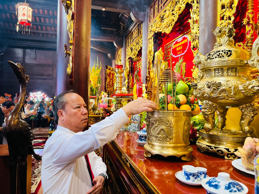 Đồng chí Châu Ngọc Tuấn-Phó Bí thư Tỉnh ủy, Trưởng đoàn Đại biểu Quốc hội tỉnh dâng hương tại Đền thờ Tây Sơn Tam Kiệt. Ảnh: P.L pho-bi-thu-tinh-uy-gia-lai-chau-ngoc-tuan-dang-huong-tri-an-cac-anh-hung-dan-toc.jpg