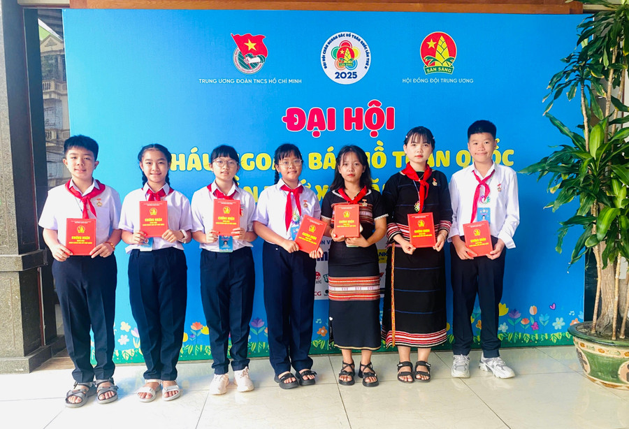 7 đại biểu thiếu nhi tiêu biểu của tỉnh Gia Lai vừa được tuyên dương tại Đại hội Cháu ngoan Bác Hồ toàn quốc lần thứ X. Ảnh: Phan Thảo img-2056.jpg