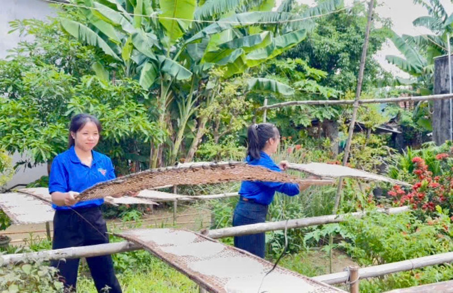Trong video clip tham gia cuộc thi, chị Phan Thị Yến (bìa trá)-Bí thư Đoàn xã Tuy Phước Bắc giới thiệu về nghề làm bánh tráng truyền thống của địa phương mình. Ảnh: M.N doan-xa-tuy-phuoc-bac.jpg