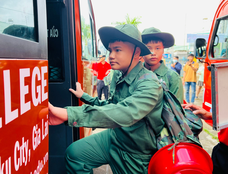 Các chiến sĩ “nhí” lên xe di chuyển đến Tiểu đoàn Bộ binh 50 để tham gia huấn luyện. Ảnh: P.L dc8a2252d92a1561e09fadeae1dddee8.jpg