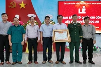 Đại diện Bộ CHQS tỉnh trao Bằng Tổ quốc ghi công cho thân nhân liệt sĩ.