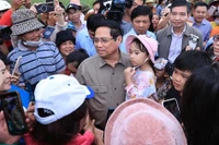 Thủ tướng Phạm Minh Chính thăm hỏi người dân vùng lũ.