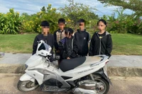 Nhóm thiếu niên và tang vật vụ trộm.