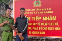 Anh Nguyễn Anh Quốc giao nộp khẩu súng tự chế.