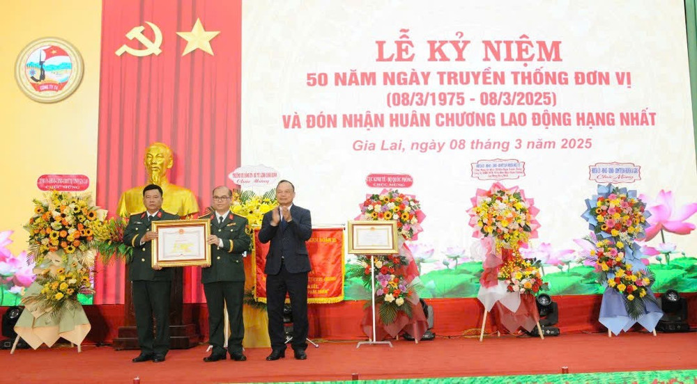 Phó Chủ tịch UBND tỉnh trao bằng khen cho lãnh đạo Công ty 74. Ảnh: Vĩnh Hoàng z6385977436220-4188e52cd4d036cbab155d3f0a4183c2.jpg