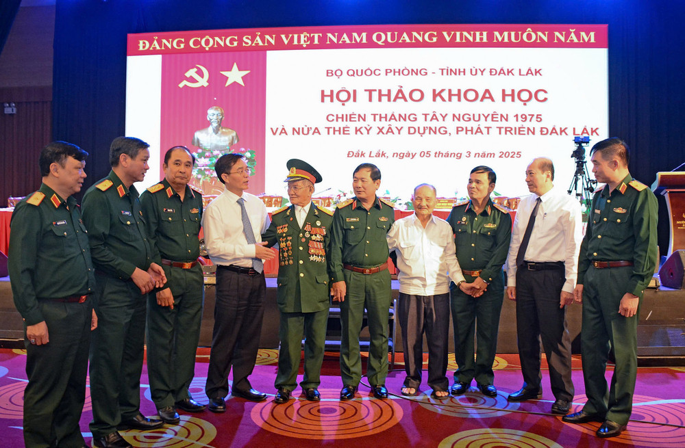 Các đại biểu trao đổi tại hội thảo. Ảnh: Vĩnh Hoàng z6375617029608-0650c35cce9696dbc64503ab5bd65a1a.jpg