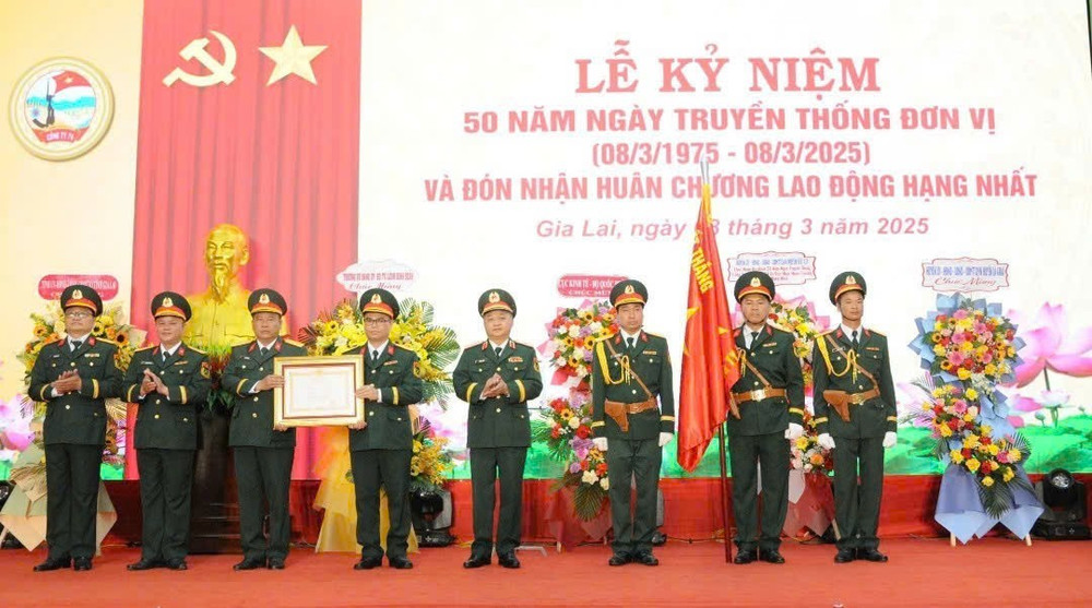 Công ty 74 đón nhận Huân chương Lao động hạng nhất. Ảnh: Vĩnh Hoàng z6385954747477-5c911a5b730bf0ed335d009d3441d2af.jpg