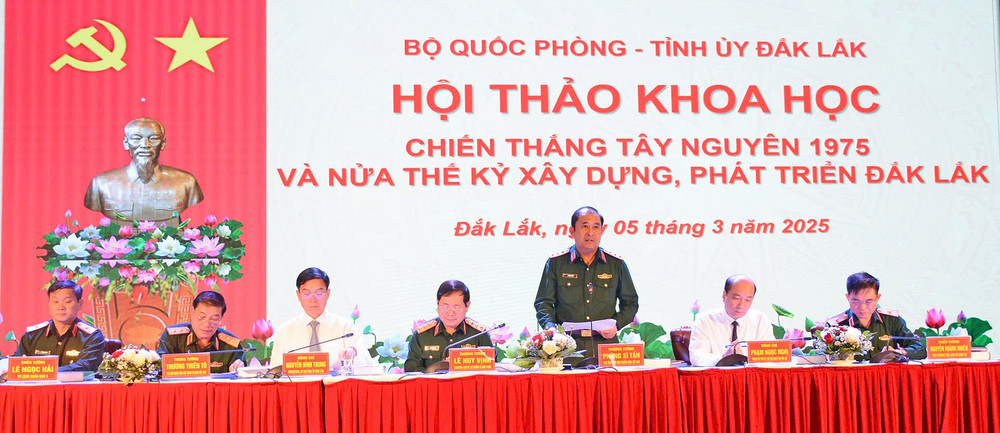Các đồng chí đồng chủ trì hội thảo. Ảnh: Vĩnh Hoàng z6375617029600-ff459f078d29b5bde5bc4a9820b6bf89.jpg