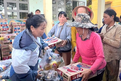 Tặng quà cho 130 hộ nghèo, khó khăn tại Chư Sê