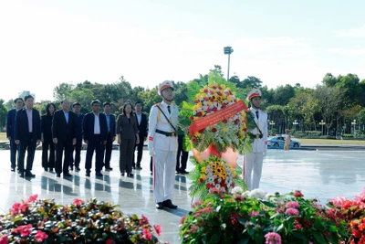 Phó Chủ tịch nước Võ Thị Ánh Xuân dâng hoa, dâng hương Chủ tịch Hồ Chí Minh và viếng các Anh hùng liệt sĩ