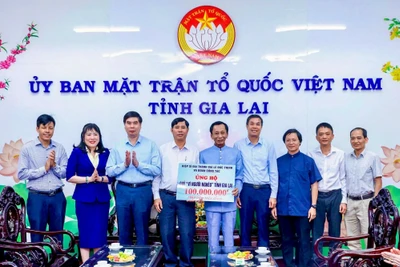 Hiệp Sĩ Đại Thánh giá Lê Đức Thịnh trao tiền ủng hộ Quỹ "Vì người nghèo" tại Ủy ban MTTQ Việt Nam tỉnh Gia Lai. Ảnh: Bình Dương