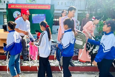 Tặng 395 suất quà cho học sinh khó khăn ở Phú Thiện