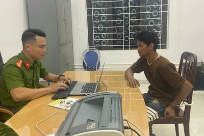 Bắt 2 đối tượng cướp giật điện thoại của bé gái ở Chư Sê