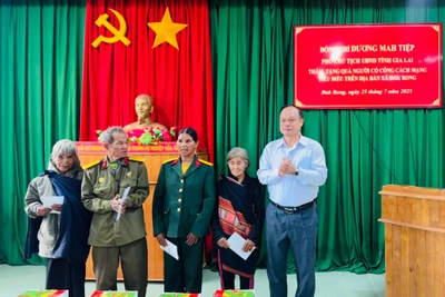 Đồng chí Phó Chủ tịch UBND tỉnh Dương Mah Tiệp (bìa phải) thăm, tặng quà các đối tượng chính sách tại xã Đak Rong