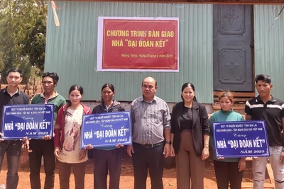 Bàn giao 3 căn nhà Đại đoàn kết cho hộ nghèo ở Mang Yang