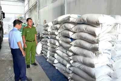 Gia Lai: Phát hiện 1 ô tô vận chuyển 5 tấn hàng hóa nhập lậu