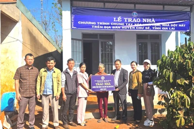 Bàn giao nhà cho hộ bà Rah Lan H'Mõ (ở xã Ia Ko). Ảnh: N.T
