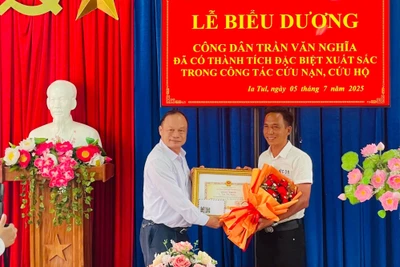 Phó Chủ tịch UBND tỉnh Dương Mah Tiệp tặng bằng khen của Chủ tịch UBND tỉnh cho nông dân cứu 2 em nhỏ ở Ia Tul