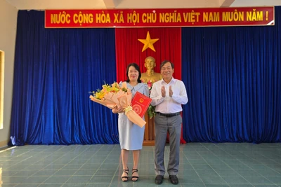 Pleiku: Công bố quyết định về công tác cán bộ và làm việc về Đề án sáp nhập các cơ quan hành chính