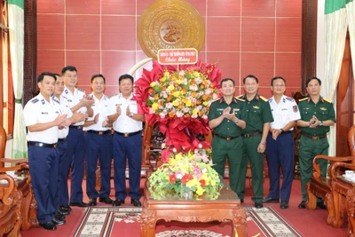 Tư lệnh Vùng Cảnh sát biển 2 thăm, chúc mừng Bộ Chỉ huy Quân sự tỉnh Gia Lai sau sáp nhập
