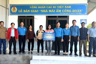 Công đoàn cao su Chư Prông trao 4 nhà “Mái ấm Công đoàn” cho công nhân khó khăn