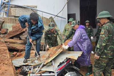 Các chiến sĩ thuộc Khu vực phòng thủ 3 và dân quân phường Hội Phú hỗ trợ dọn dẹp cho gia đình ông Tuân. 